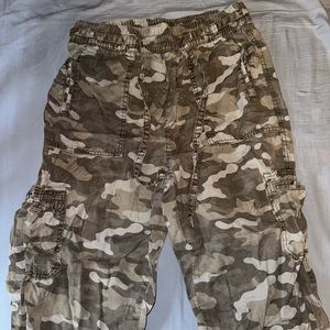 American Eagle Camo Cargo Pant style Joggers